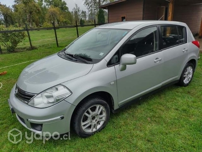 auto Nissan Tiida en estado