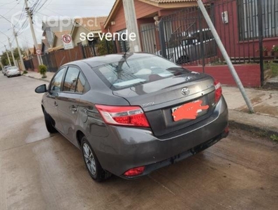 Auto Toyota Yaris año 2014