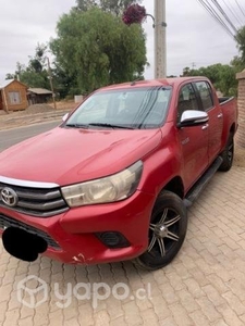 camioneta Toyota Hilux al día buen estado