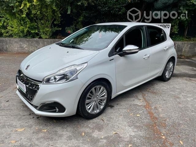 Peugeot 208 signature 1.5 año 2020