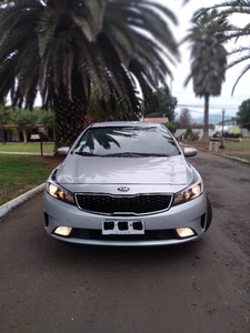 vendo auto kia cerato 5