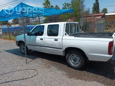 Camioneta Nissan Terrano doble cabina, 2.5 j