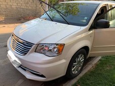 CHRYSLER TOWN COUNTRY LX.