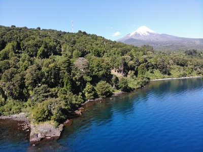 Parcela con 60 metros de orilla de lago y vistas espectaculares al volcan a 3,5 kms de Cascadas
