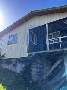 Vendo parcela de media hectárea en zona playera (deslinda con el mar) Dalcahue-Chiloé, localidad de Teguel, casa incluida que cuenta con tres dormitorios, un b...