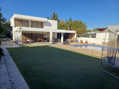 Casa moderna con piscina y quincho 1.000 m2 terreno