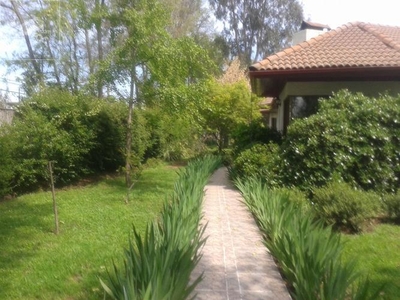 Peñaflor, Hermosa Casa, rodeadada de áreas verdes.