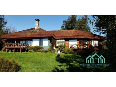 Preciosa casa con vista al lago Villarrica en Club de Campo Los RIscos