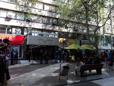 Amplia Oficina con 3 privados en pleno centro de Santiago