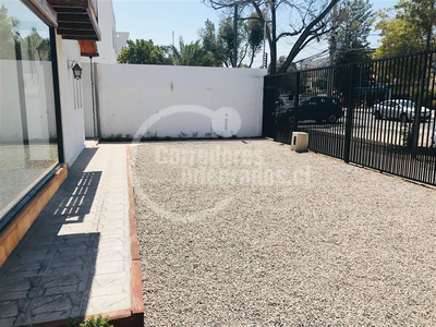 Casa en arriendo de 6 dorm. en las condes