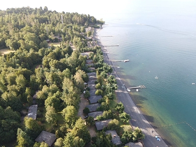 Gran complejo de cabañas a orillas del lago Villarrica