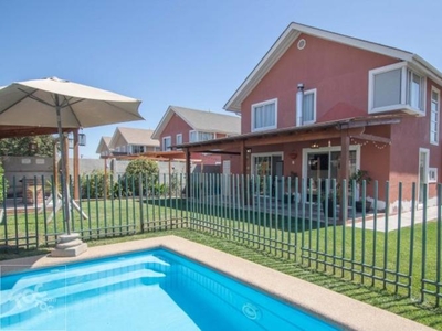 Casa con quincho, piscina y jardín en condominio