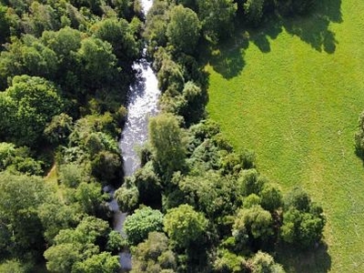 Hermosa parcela con borde río donguil