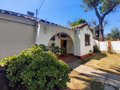 Venta de casa estilo clásico, gran patio interior