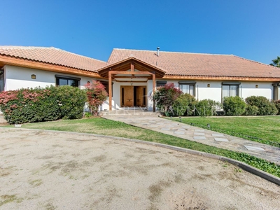 Rebajada Bella casa estilo chilena en tranquilo condominio a las afueras de Santiago