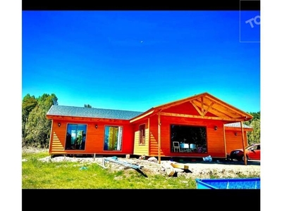 Casa nueva en hermosa parcela, rodeada de bosque nativo.