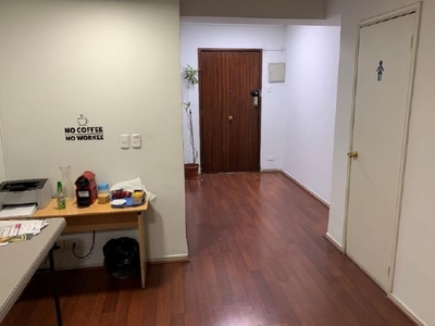 Oficina en Arriendo en Santiago 4 dormitorios 3 baños / Berríos Zegers Propiedades