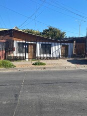 60.000.000 Casa emplazada a 5 minutos del centro de La Serena, cercano a supermercados, colegios, iglesias, bancos y consultorio. Instalación reciente de reja.Casa cuenta...