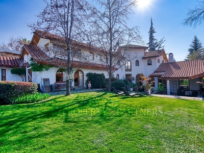 Gran casa estilo chilena, excelente conectividad, cercana a colegios.