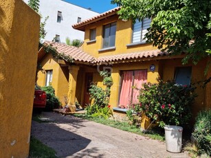Casa en Venta en Peñalolén 5 dormitorios 4 baños / Coldwell Banker