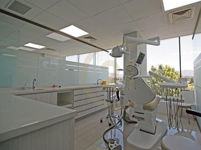 Consulta dentista equipada 3 box y oficina