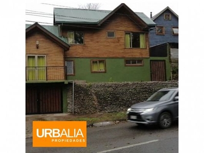 Linda casa-oficina se arrienda en calle Gramados. Excelente ubicación en pleno centro de Puerto Varas