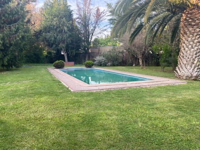 Casa chilena con piscina y lindo jardín en condominio con seguridad permanente en Chicureo centro.