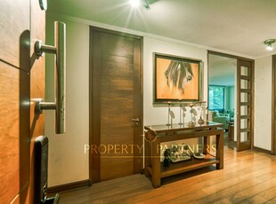 Amplio y cómodo departamento de 4 dormitorios más sala de estar, en privilegiado sector residencial de Las Condes.