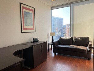 Impecable y luminosa oficina en Nueva Las Condes 102 UF x m2
