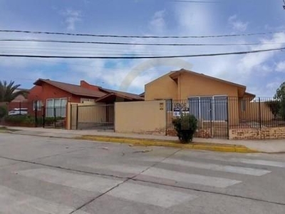 Vende amplia casa en Peñuelas