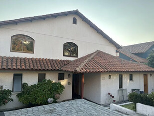 Casa en Arriendo en Peñalolén 4 dormitorios 4 baños / Corredores Premium Chile SpA