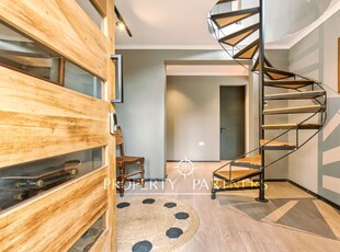 Moderna casa y con amplios espacios en barrio residencial en Las Condes!